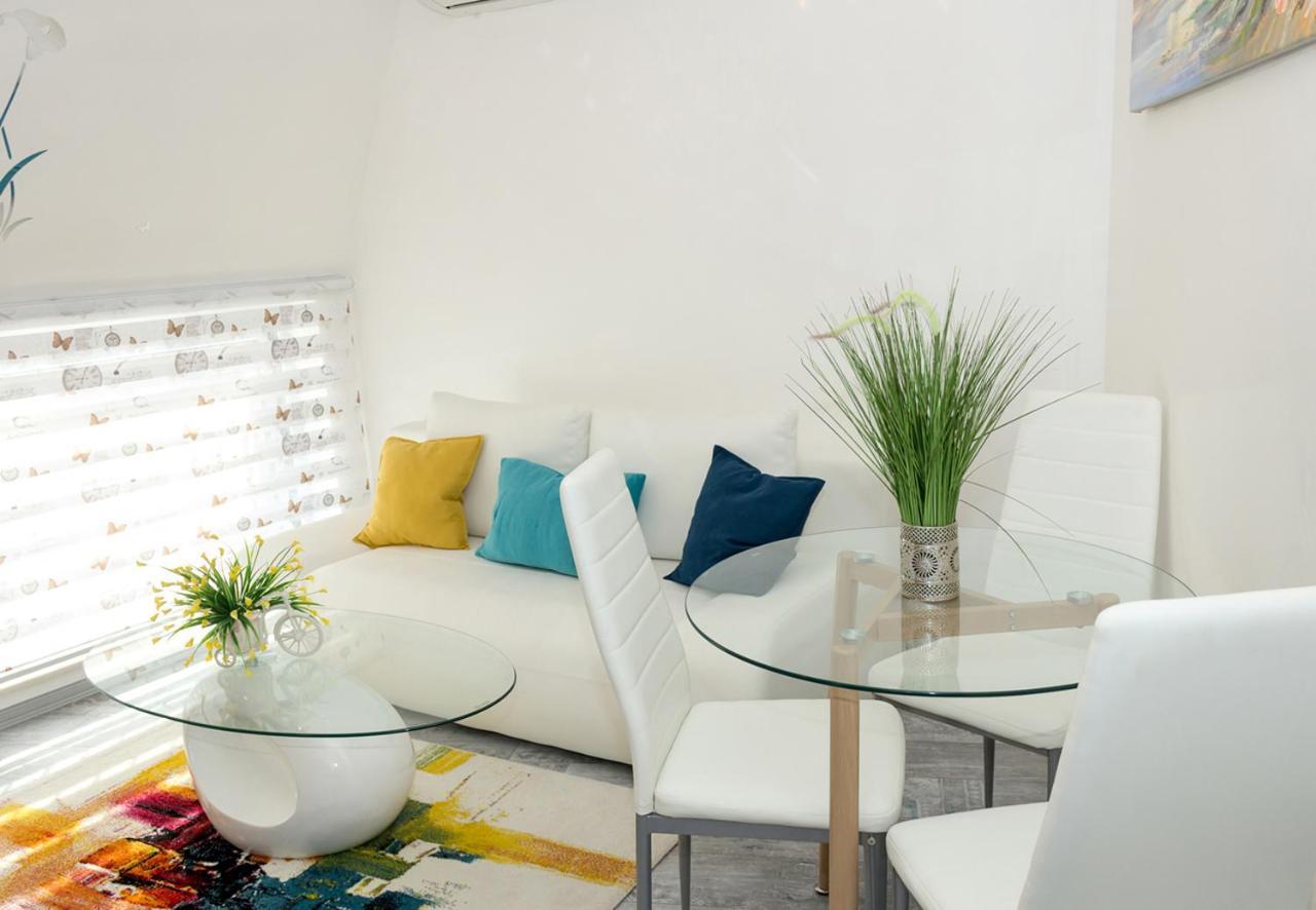 Acrylic & Pastel Apartments Varna Esterno foto
